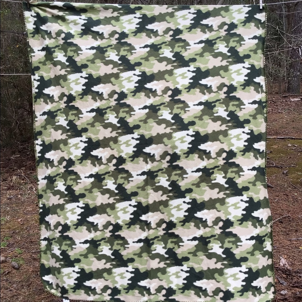 Nice MAINSTAY 50” x 60” Green Camo Lightweight Throw Blanket pre-owned